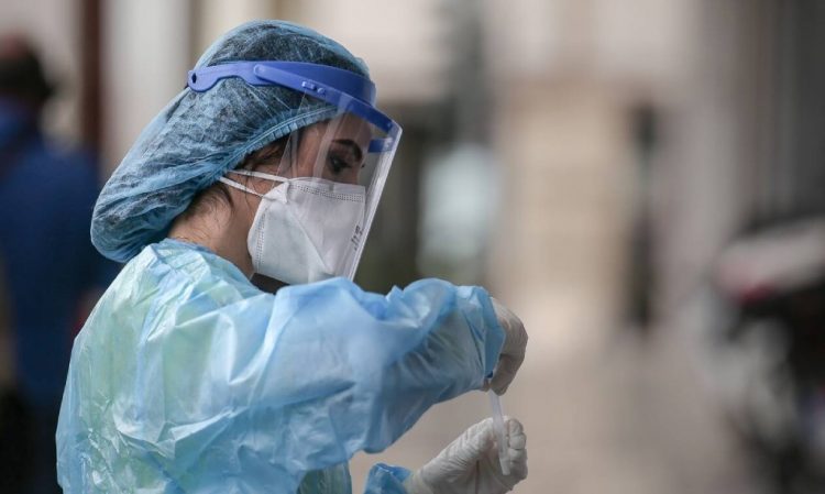 Υγειονομικοί: Χυδαίος και επικίνδυνος διαχωρισμός από την κυβέρνηση