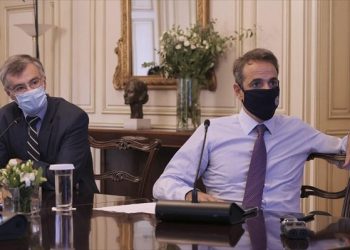 Εκκλησίες παντού κατάμεστες, ΜΕΘ πουθενά…  