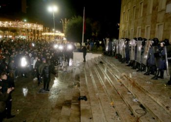 Δεκέμβρης αλά Αλβανικά, μετά την εν ψυχρώ εκτέλεση νέου από την αστυνομία