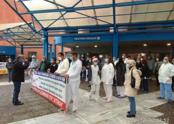 Ημέρα Δράσης για δημόσια υγεία: Παρά τη βροχή οι υγειονομικοί στις πύλες των νοσοκομείων! (Photos)