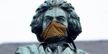 Χτυπώντας τις καμπάνες της σιωπής