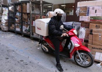 Ταχυμεταφορές: Ο γολγοθάς των «κούριερ» την εποχή της πανδημίας