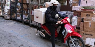 Ταχυμεταφορές: Ο γολγοθάς των «κούριερ» την εποχή της πανδημίας