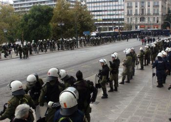 Μη μιλάς, μην περπατάς απαγορεύει η ΕΛ.ΑΣ