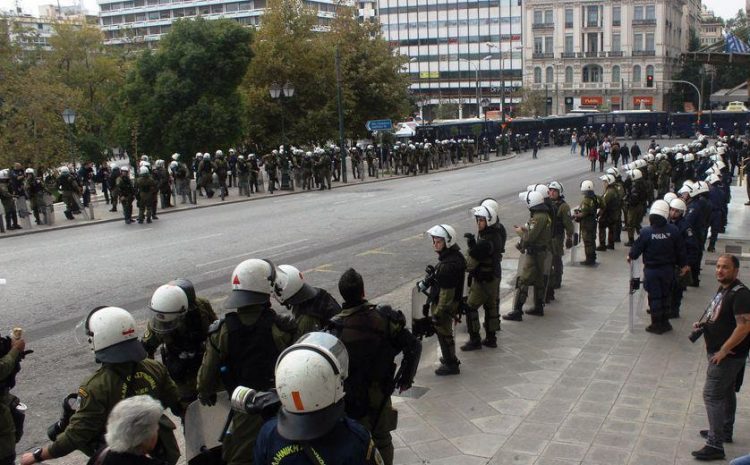 Μη μιλάς, μην περπατάς απαγορεύει η ΕΛ.ΑΣ