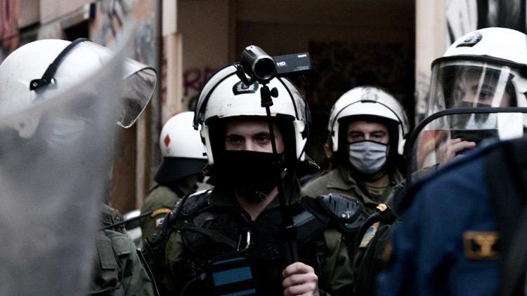 6 Δεκέμβρη: Όταν τα ΜΑΤ απαγορεύουν σε δημοσιογράφους να κάνουν τη δουλειά τους