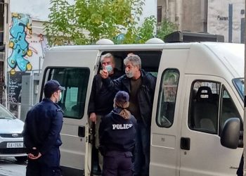 Βίαιη προσαγωγή τεσσάρων στελεχών του ΝΑΡ και της νΚΑ στο κέντρο της Αθήνας (φωτο και βίντεο)