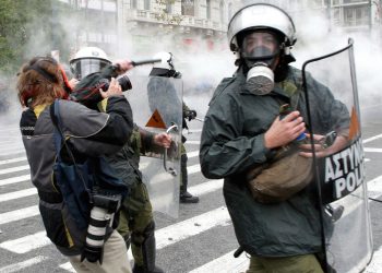 Η ΕΛΑΣ «προστατεύει»… δέρνοντας τους εργαζόμενους στα ΜΜΕ (χρονικό)