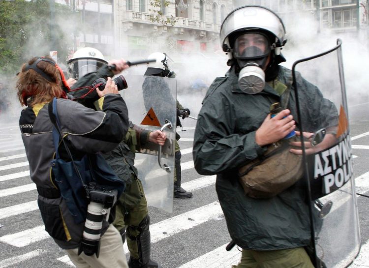 Η ΕΛΑΣ «προστατεύει»… δέρνοντας τους εργαζόμενους στα ΜΜΕ (χρονικό)