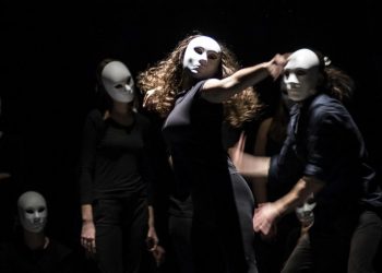 Αρνούμαστε να γίνουμε οι «καλλιτέχνες του zoom»