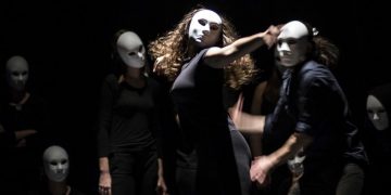 Αρνούμαστε να γίνουμε οι «καλλιτέχνες του zoom»