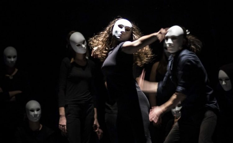 Αρνούμαστε να γίνουμε οι «καλλιτέχνες του zoom»