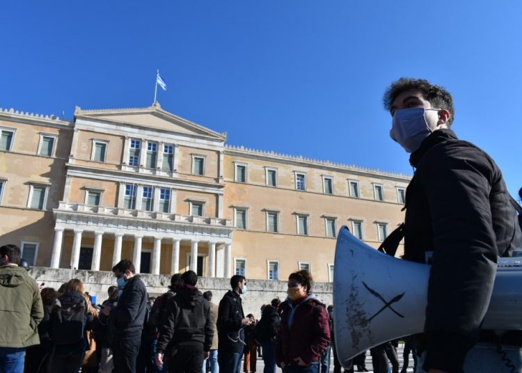 Η αγωνιζόμενη νεολαία έκανε «κουρελόχαρτο» την γελοία απαγόρευση (φωτο+βίντεο)