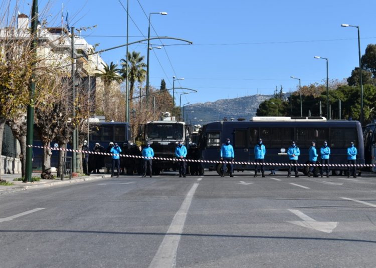 Η αγωνιζόμενη νεολαία έκανε «κουρελόχαρτο» την γελοία απαγόρευση (φωτο+βίντεο)