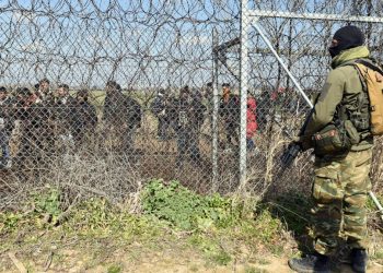 «Φράκτες» για ιό και προσφυγιά