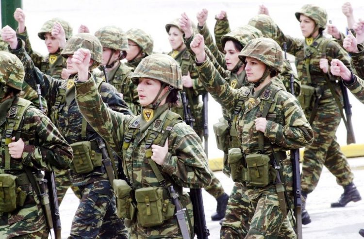 Θέλουν και τις γυναίκες στα χακί!