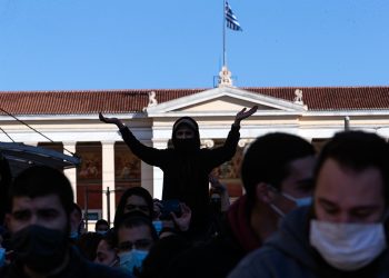 Η αντιπολίτευση γεννιέται ξανά στους δρόμους