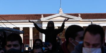 Η αντιπολίτευση γεννιέται ξανά στους δρόμους