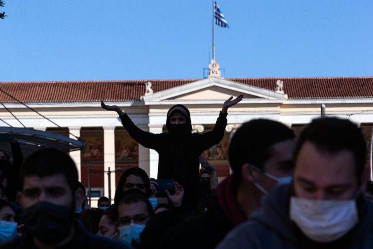 Η αντιπολίτευση γεννιέται ξανά στους δρόμους