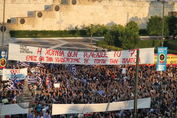 Η βολική εξίσωση «πλατειών» και ακροδεξιών
