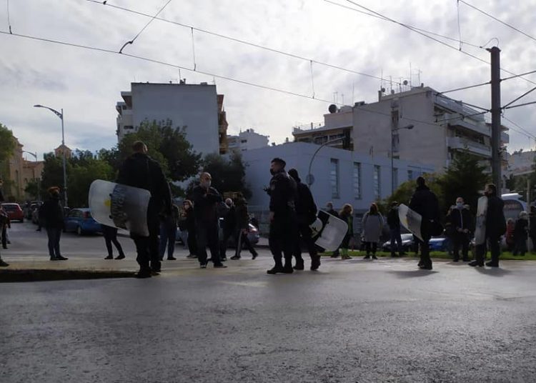 N. Σμύρνη: MAΤ και κλούβες στη διαμαρτυρία κατά του κλεισίματος του άλσους! (βίντεο)