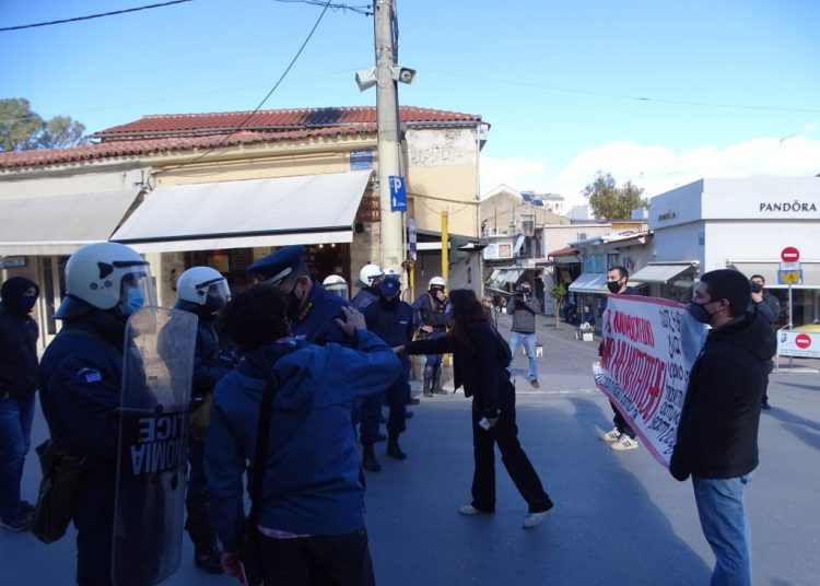 Χανιά: Φοιτητές και εκπαιδευτικοί «έσπασαν» τον αστυνομικό αποκλεισμό