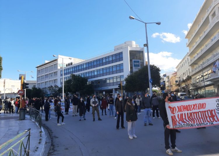 Χανιά: Φοιτητές και εκπαιδευτικοί «έσπασαν» τον αστυνομικό αποκλεισμό