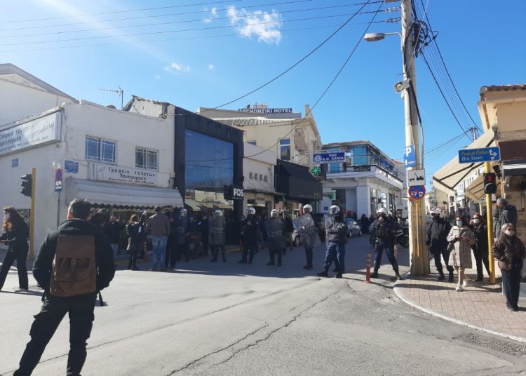 Χανιά: Φοιτητές και εκπαιδευτικοί «έσπασαν» τον αστυνομικό αποκλεισμό