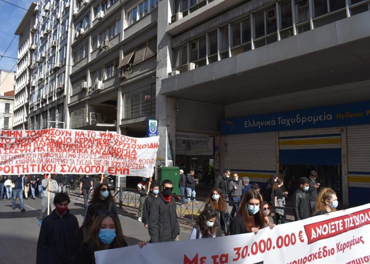 H πιο μεγάλη πανεκπαιδευτική πορεία έριξε στα σκουπίδια το νομοσχέδιο έκτρωμα