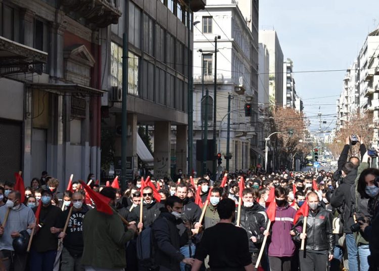 H πιο μεγάλη πανεκπαιδευτική πορεία έριξε στα σκουπίδια το νομοσχέδιο έκτρωμα