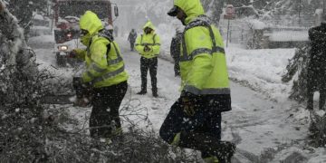 Στο σκοτάδι χιλιάδες νοικοκυριά, «μπαλάκι» οι ευθύνες τοπικού κράτους-ΔΕΔΔΗΕ