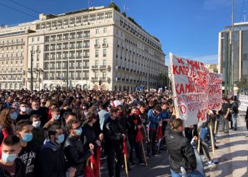 H πιο μεγάλη πανεκπαιδευτική πορεία έριξε στα σκουπίδια το νομοσχέδιο έκτρωμα