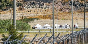 Φλόγες τυλίγουν την προσφυγιά