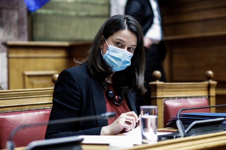 «Κόπηκε» και στην… αξιολόγηση η Κεραμέως