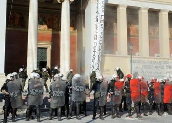 Μας κλείνουν σπίτι και μας «πετσοκόβουν»
