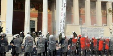 Μας κλείνουν σπίτι και μας «πετσοκόβουν»