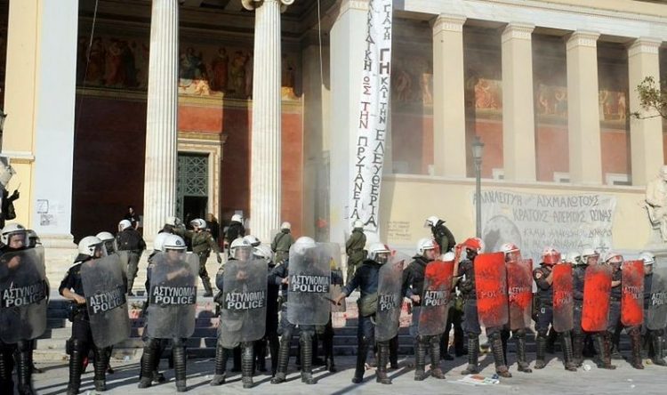 Μας κλείνουν σπίτι και μας «πετσοκόβουν»