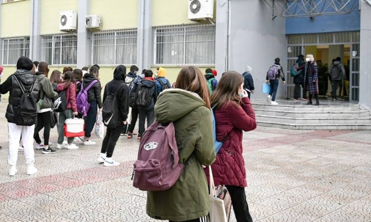 Σχολεία: «Ακορντεόν» οι ζωές μαθητών και εκπαιδευτικών