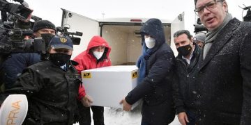 Προτεραιότητα σε εμβόλια και υγεία ή στη γεωπολιτική;