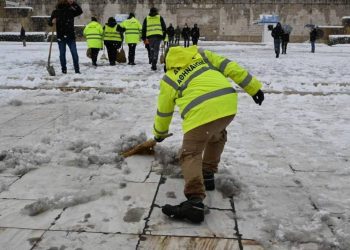 Σε «ετοιμότητα» ο κρατικός μηχανισμός… με σκούπες και φτυαράκια