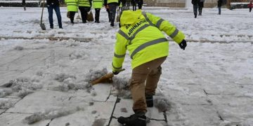 Σε «ετοιμότητα» ο κρατικός μηχανισμός… με σκούπες και φτυαράκια