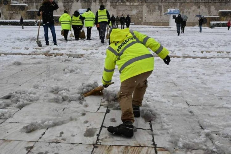 Σε «ετοιμότητα» ο κρατικός μηχανισμός… με σκούπες και φτυαράκια