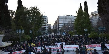 Πιο μαζική από ποτέ η διαδήλωση στο Σύνταγμα (φωτό+βίντεο)