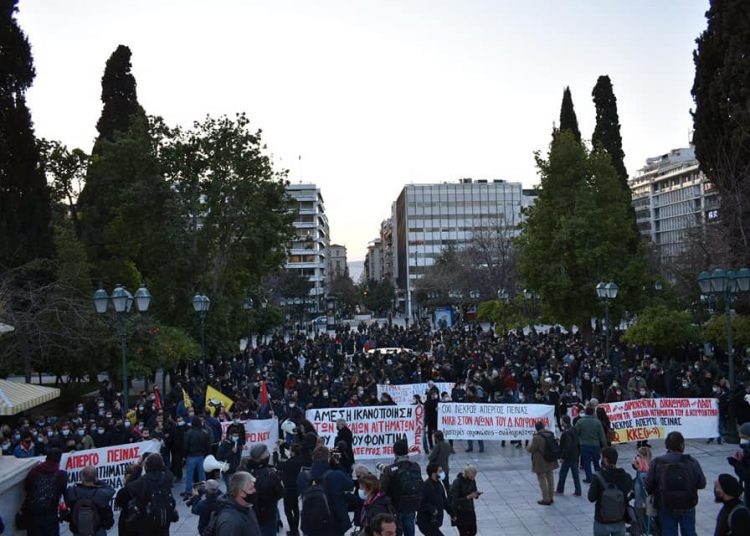 Πιο μαζική από ποτέ η διαδήλωση στο Σύνταγμα (φωτό+βίντεο)
