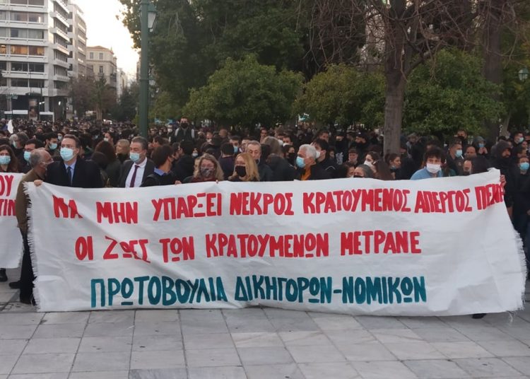 Πιο μαζική από ποτέ η διαδήλωση στο Σύνταγμα (φωτό+βίντεο)