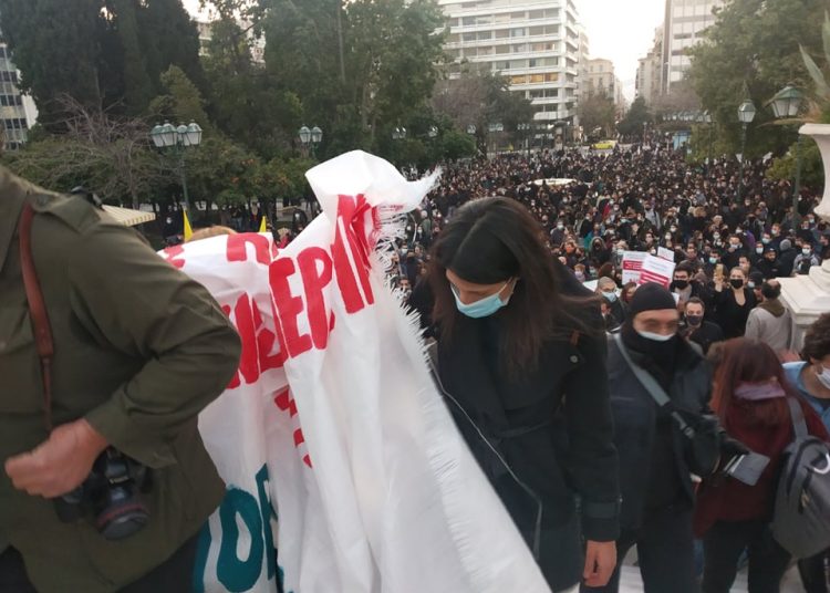 Πιο μαζική από ποτέ η διαδήλωση στο Σύνταγμα (φωτό+βίντεο)