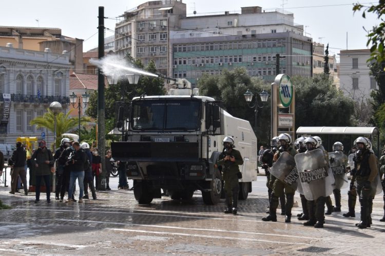 Η κυβέρνηση καταργεί το δικαίωμα στη διαδήλωση! (φώτο και βίντεο)