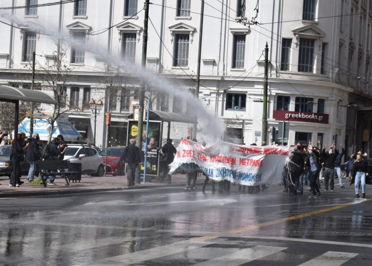 Η κυβέρνηση καταργεί το δικαίωμα στη διαδήλωση! (φώτο και βίντεο)