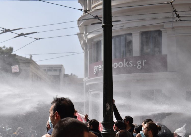 Η κυβέρνηση καταργεί το δικαίωμα στη διαδήλωση! (φώτο και βίντεο)
