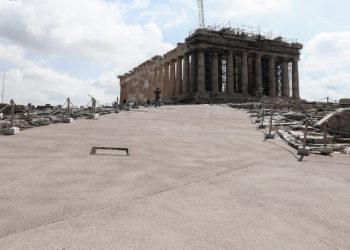 Ακρόπολη: Τσιμέντο στον βράχο και την πολιτιστική κληρονομιά